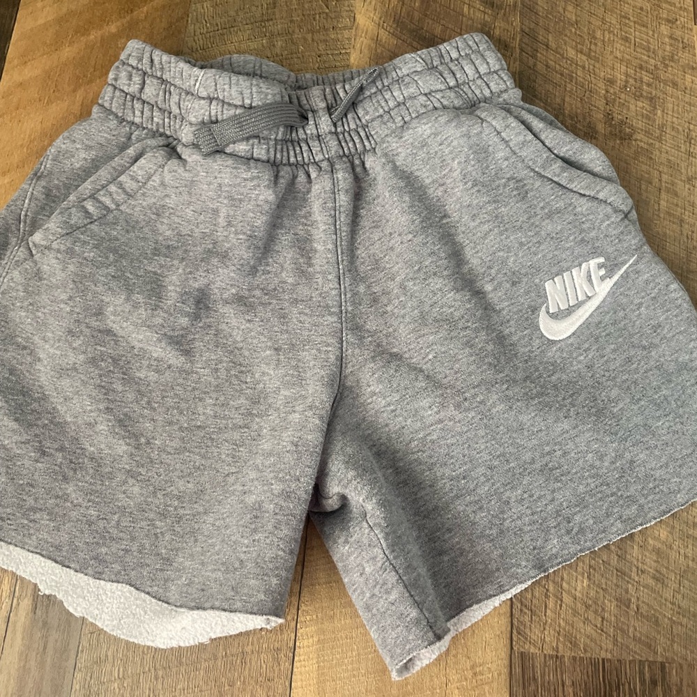 I’m selling these cute grey nike shorts! Size: M 🐭